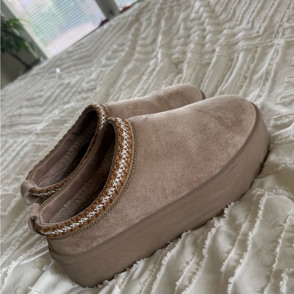 Mudd Tan Platform Slippers - Picture 1 of 5